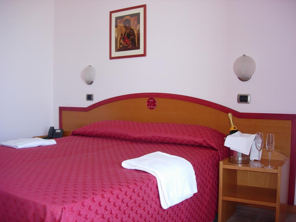 Hotel La Perla Купра Маритима Стая снимка