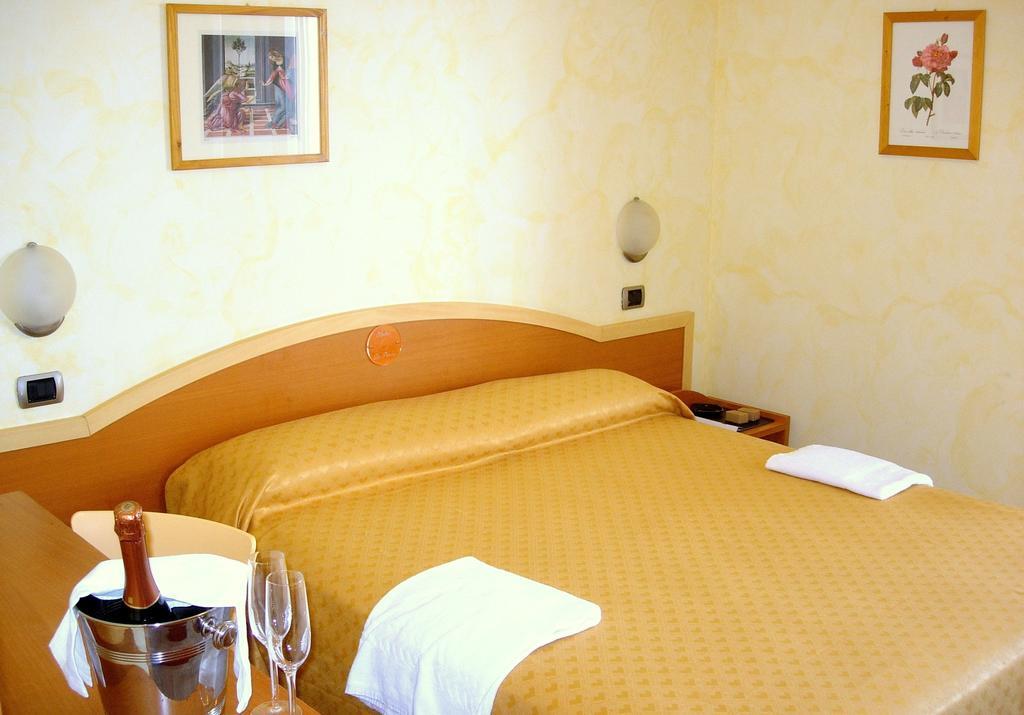 Hotel La Perla Купра Маритима Стая снимка