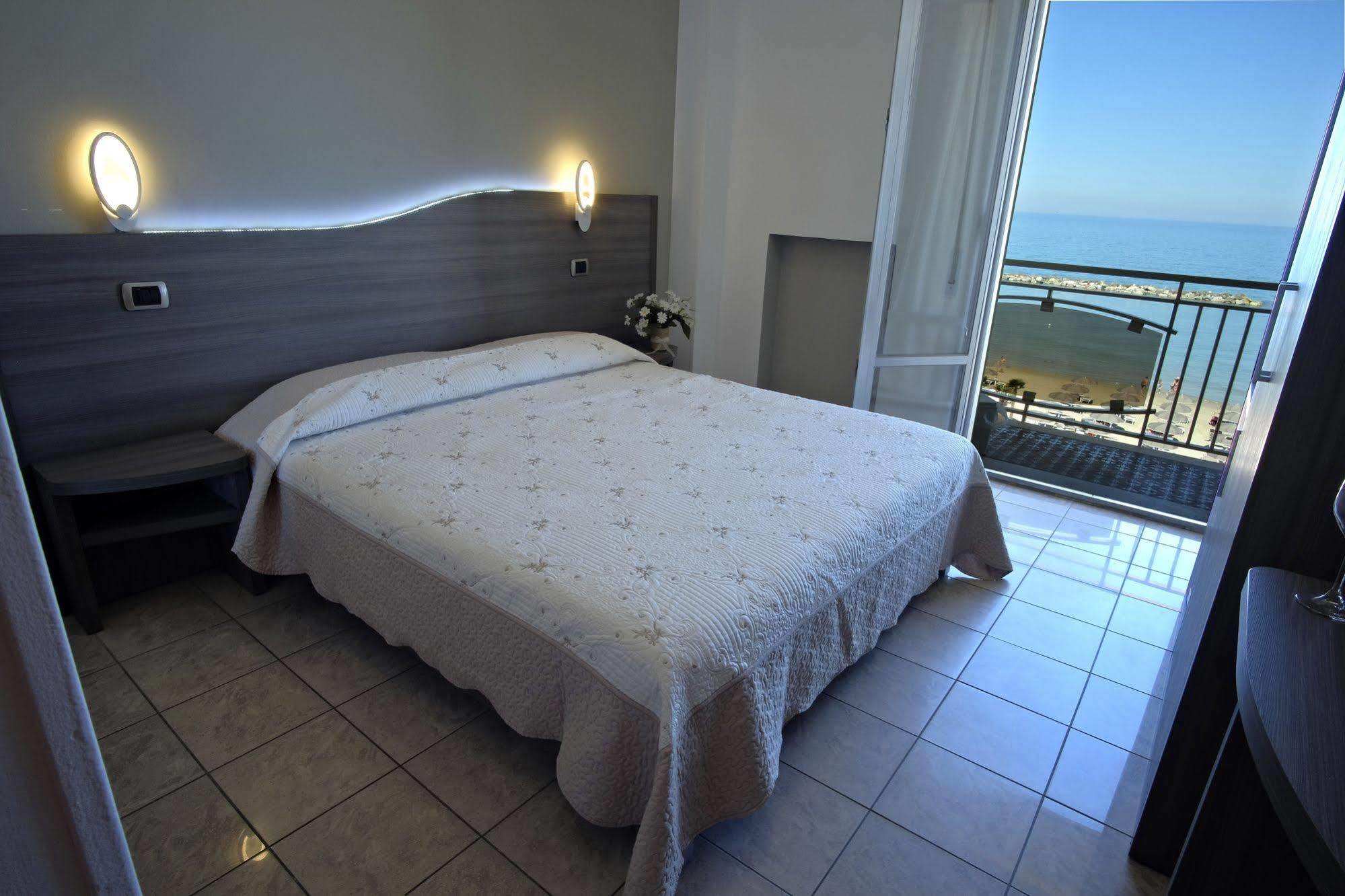 Hotel La Perla Купра Маритима Екстериор снимка